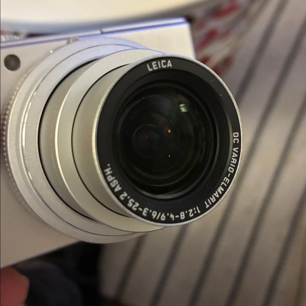 Leica D-Lux 3 Digital Camera - Picture 9 of 13